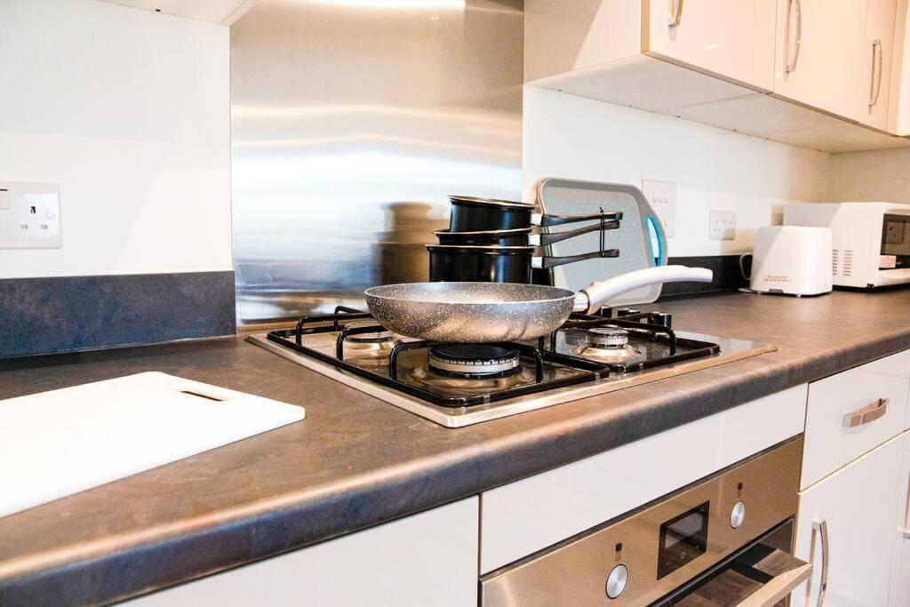 A Luxury 2 Bedroom Apartment With 2 Free Parking Chatham  Dış mekan fotoğraf