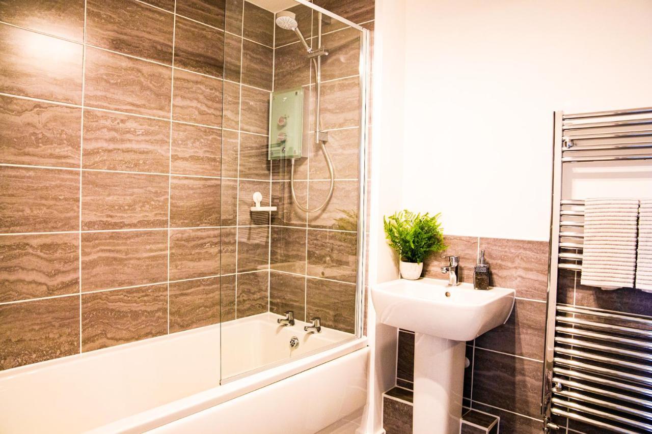 A Luxury 2 Bedroom Apartment With 2 Free Parking Chatham  Dış mekan fotoğraf