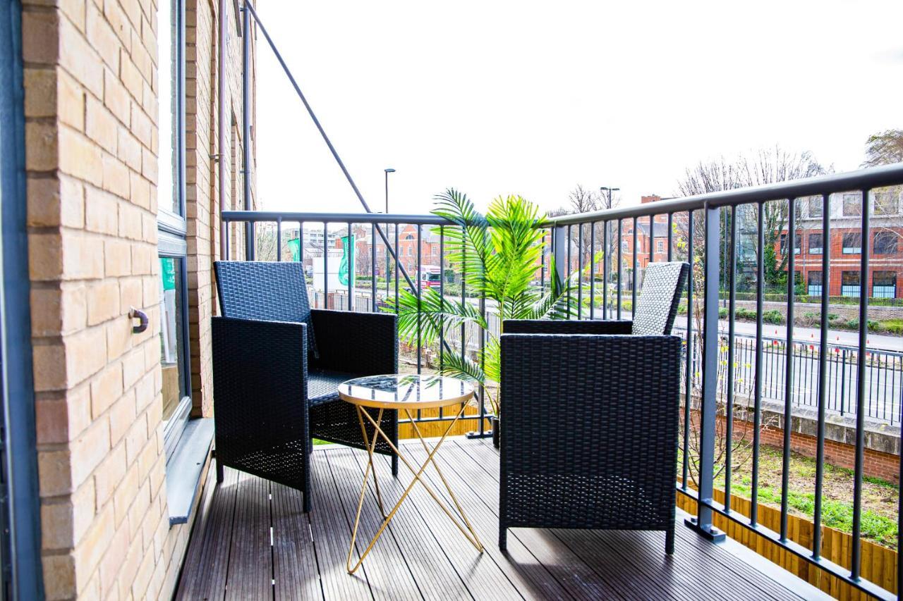 A Luxury 2 Bedroom Apartment With 2 Free Parking Chatham  Dış mekan fotoğraf